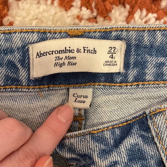 Abercrombie & Fitch Mom High Rise Curve Love in Short - Picture 5 of 5